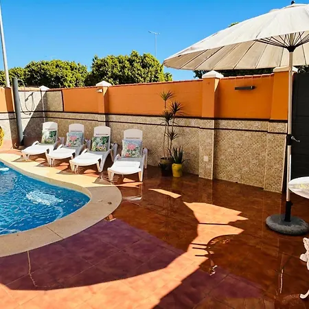 Con Piscina Privada En Primera Linea De Playa Villa Torremolinos